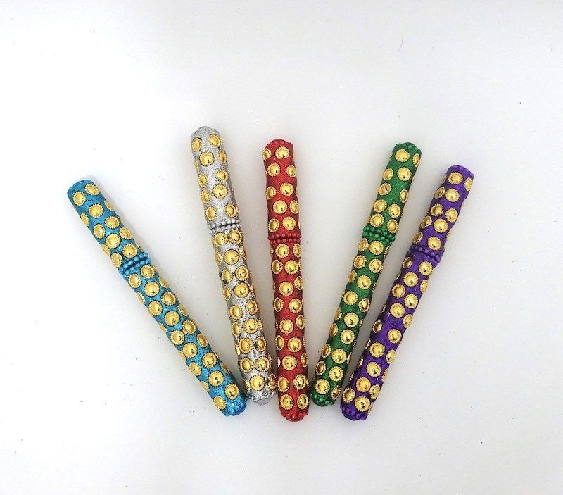 Bolígrafo de colores de la India con soles dorados