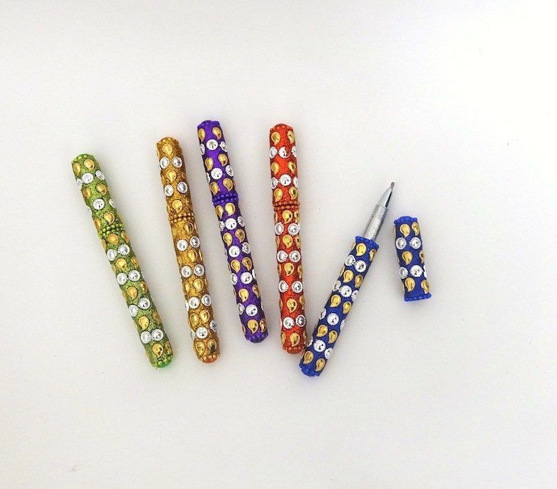 Boli de colores con hojitas doradas y soles plateados de la India