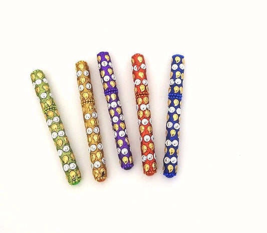 Boli de colores con hojitas doradas y soles plateados de la India