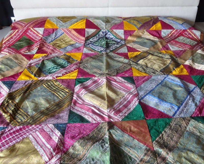 Colcha india de seda con cuadrados de colores