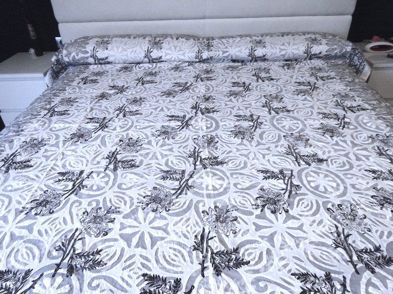 Colcha india de algodón con bordados transparentes y negros
