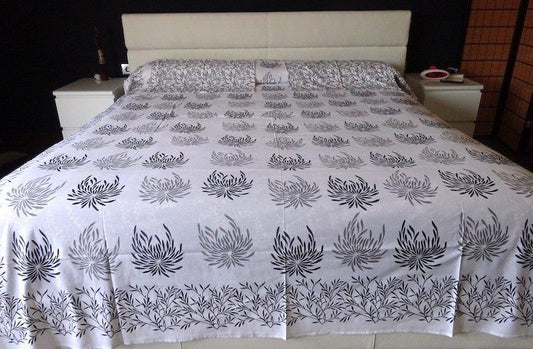 Colcha india de algodón con estampado de flores negro y gris