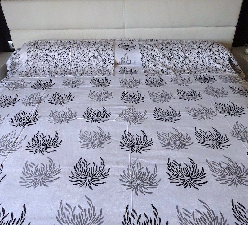 Colcha india de algodón con estampado de flores negro y gris