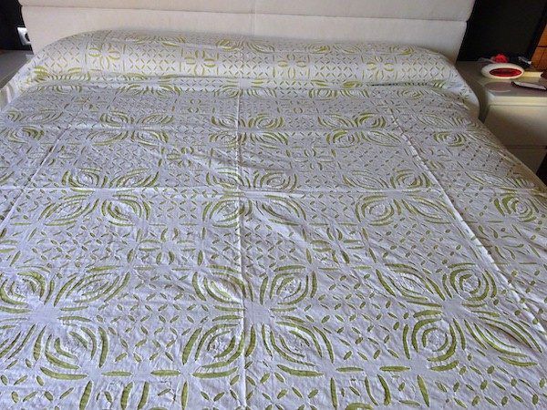 Colcha india de algodón con bordado transparente con verde lima
