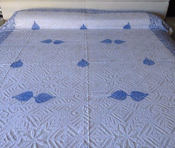 Colcha india de algodón con estampado de hojas azules