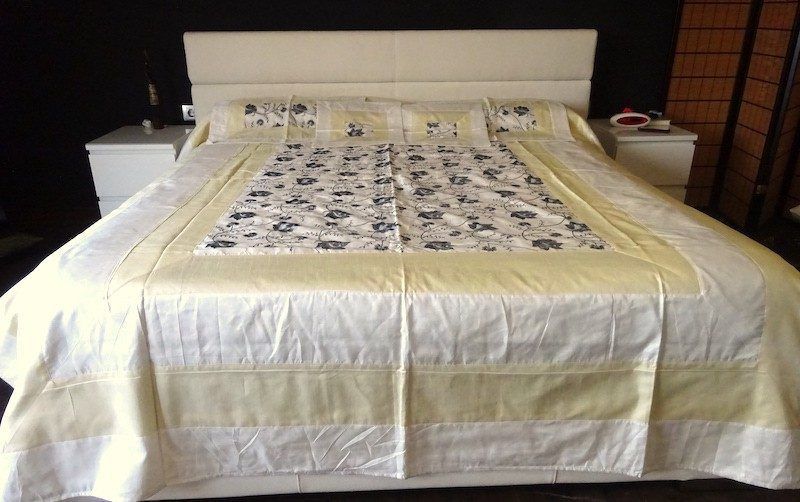 Colcha india de seda con bordado de rosas