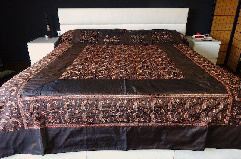 Colcha india de seda con bordado de florecitas