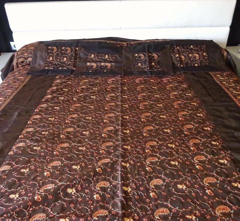 Colcha india de seda con bordado de florecitas