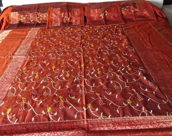 Colcha india de seda con bordado de florecitas