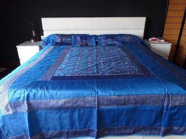Colcha india de seda con bordado de florecitas