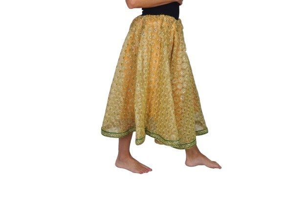 Falda Bollywood dorada con vuelo