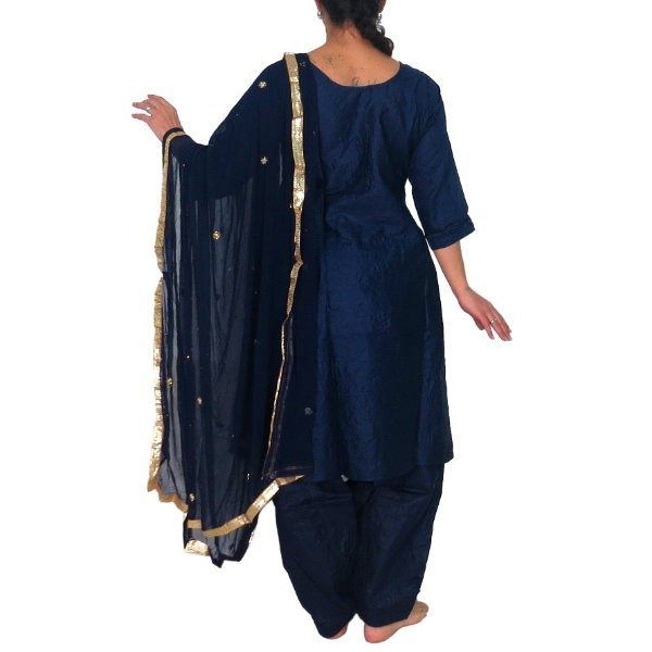 Conjunto punjabi de tres piezas con pedrería