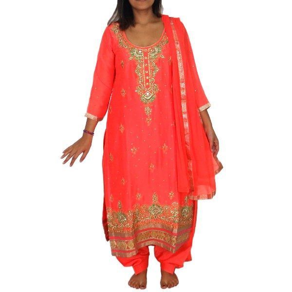 Conjunto punjabi de tres piezas con pedrería