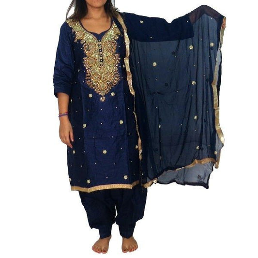 Conjunto punjabi de tres piezas con pedrería