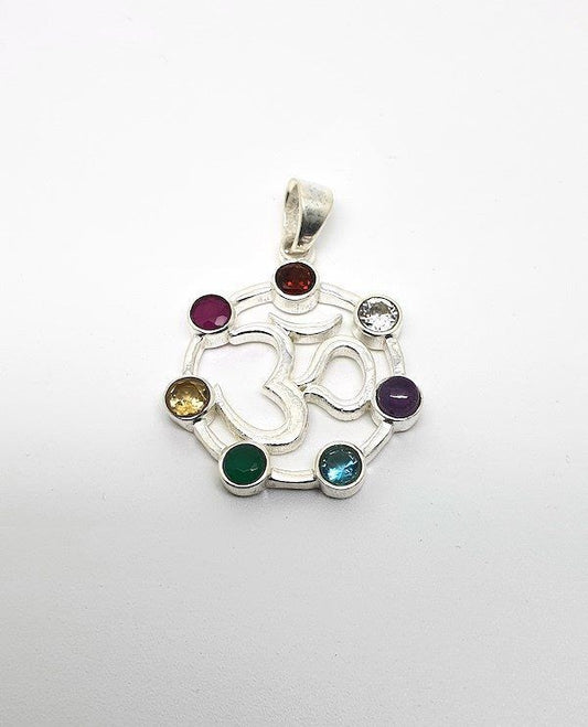 Colgante de plata OM con siete chakras