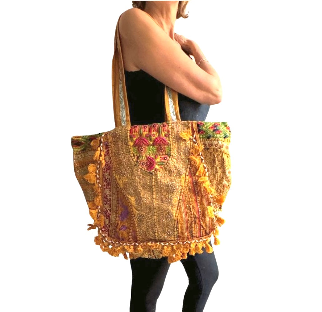 Bolso bohemio amarillo con pompones