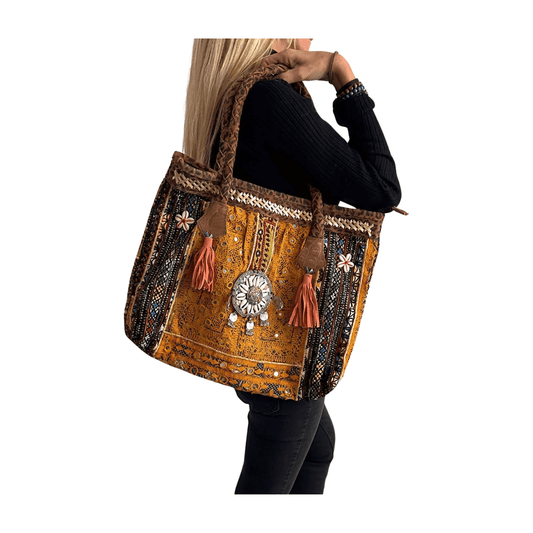 Bolso bohemio de piel con abalorios