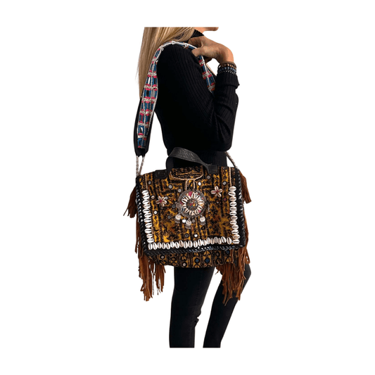 Bolso bohemio de piel con flecos y abalorios