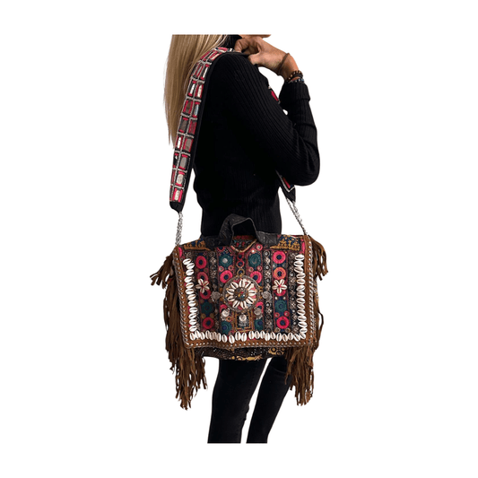 Bolso bohemio de piel con flecos y abalorios
