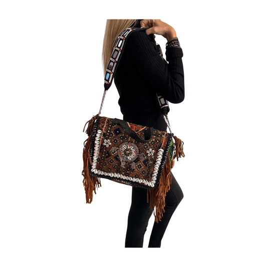 Bolso bohemio de piel con flecos y abalorios