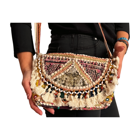 Bolso bohemio bandolera de patchwork con pompones