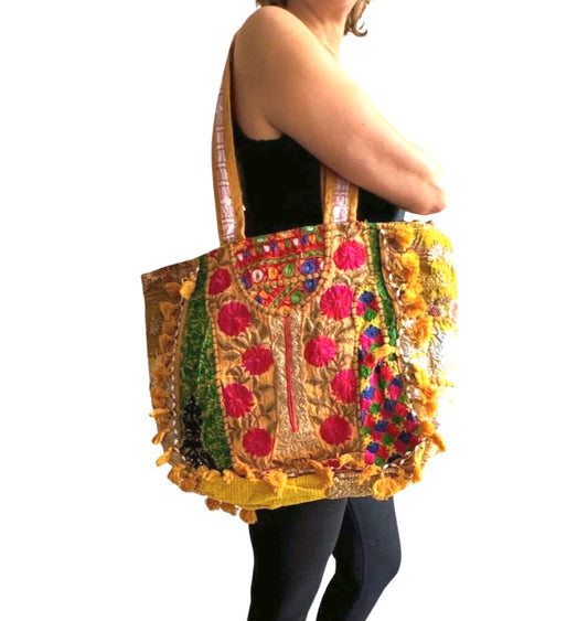 Bolso bohemio amarillo con pompones