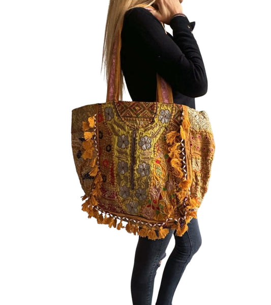 Bolso bohemio amarillo con pompones