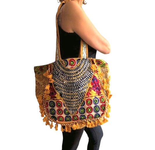 Bolso bohemio amarillo con pompones
