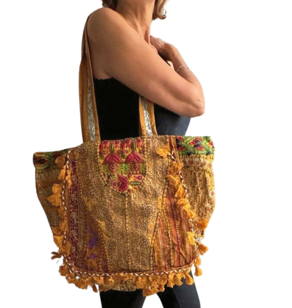 Bolso bohemio amarillo con pompones
