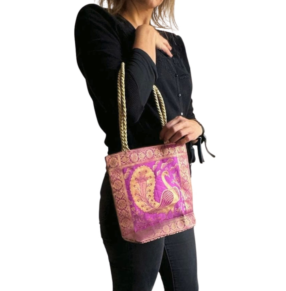 Bolso indio de seda con estampado de pavo real