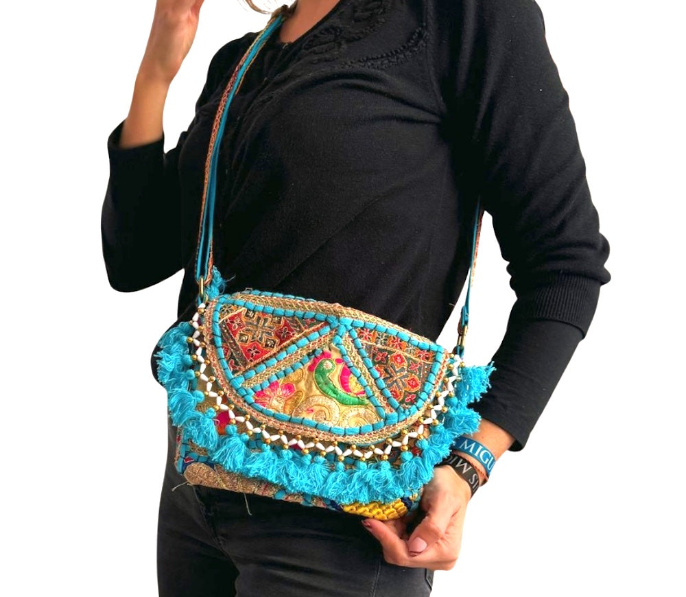Bolso bohemio bandolera de patchwork con pompones