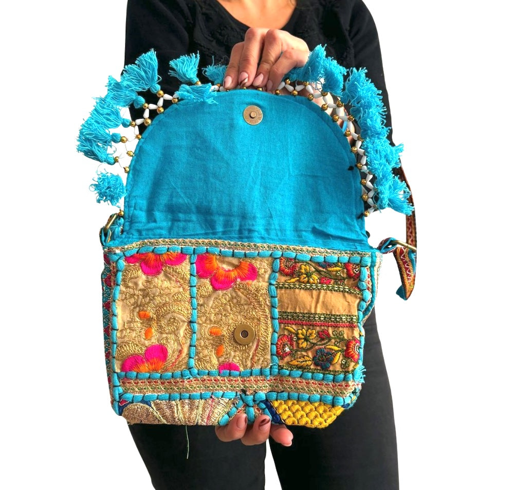 Bolso bohemio bandolera de patchwork con pompones