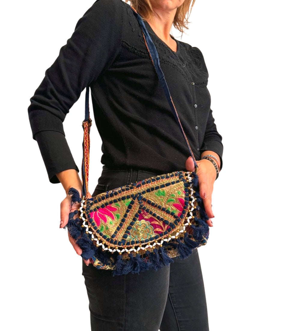 Bolso bohemio bandolera de patchwork con pompones