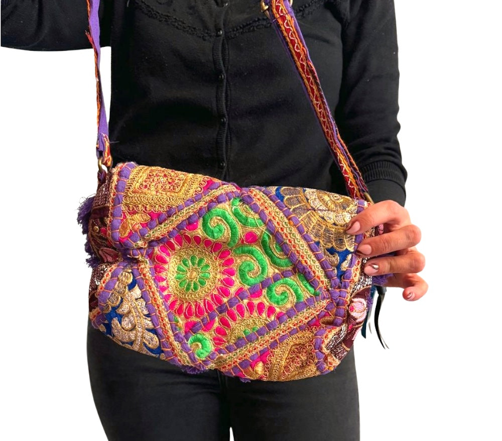 Bolso bohemio bandolera de patchwork con pompones