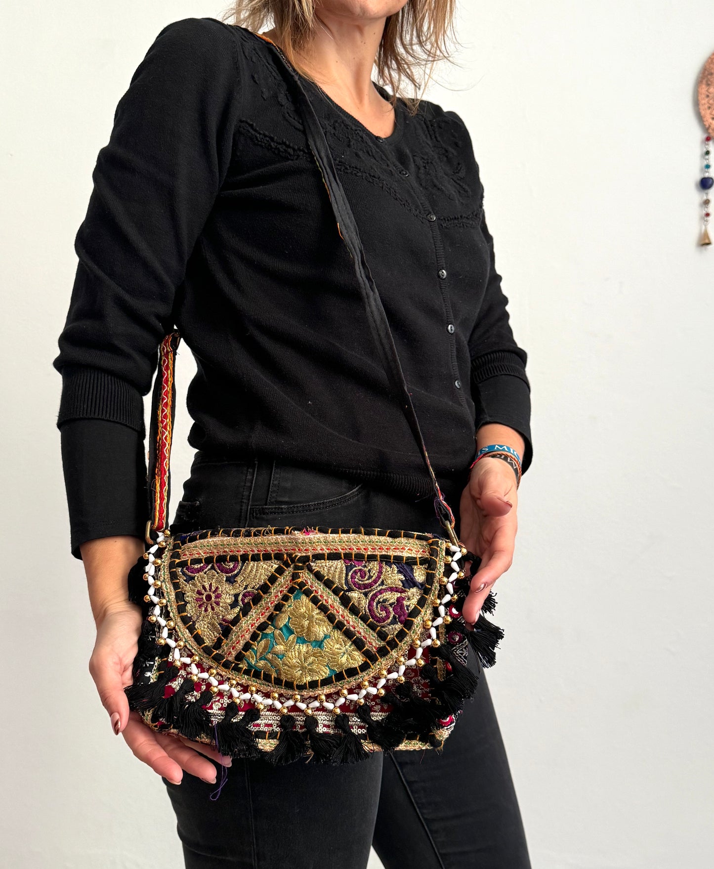 Bolso bohemio bandolera de patchwork con pompones