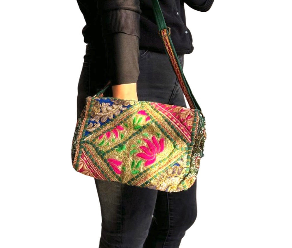 Bolso bohemio bandolera de patchwork con pompones