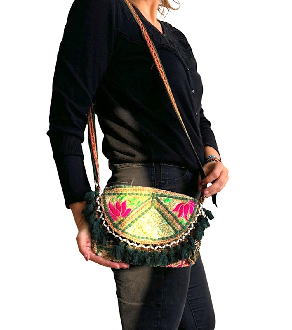 Bolso bohemio bandolera de patchwork con pompones