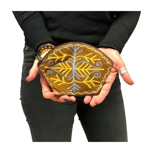 Monedero indio de piel marrón bordado