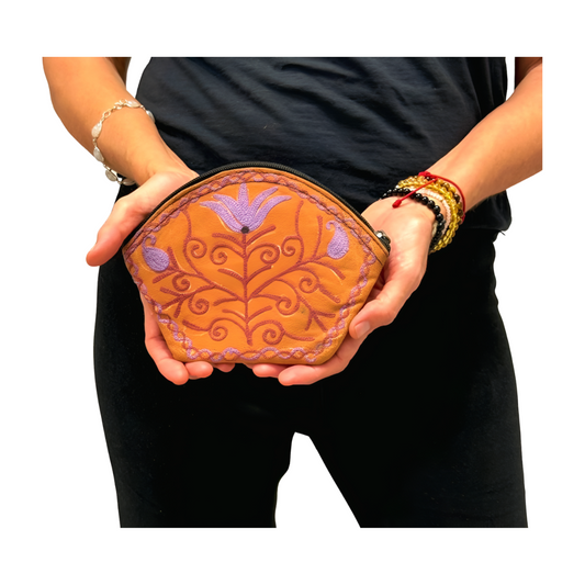 Monedero indio de piel naranja bordado