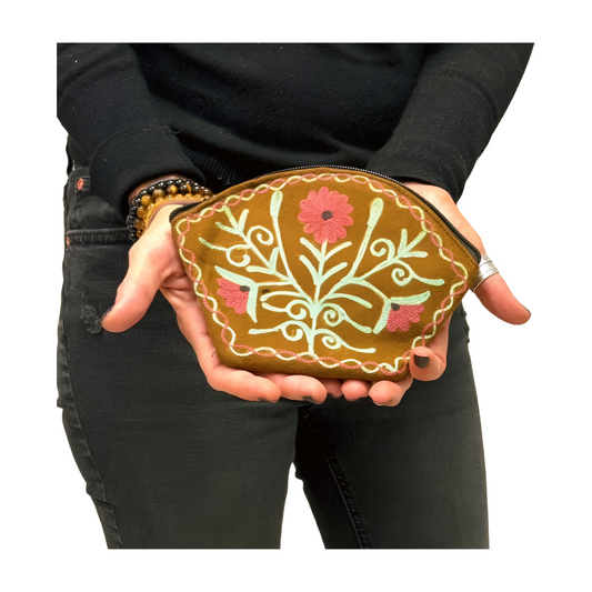 Monedero indio de piel marrón bordado