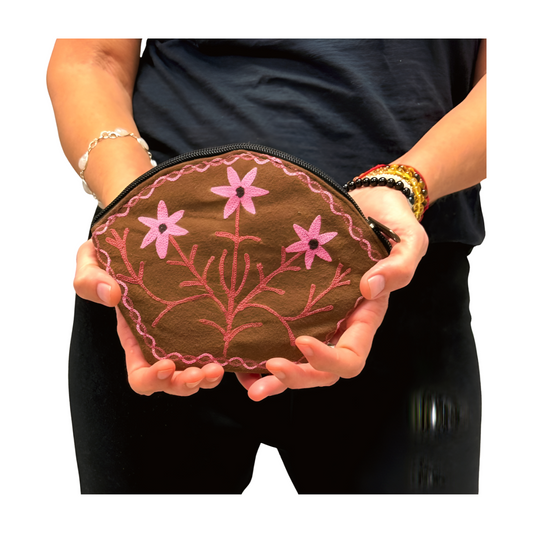 Monedero indio de piel marrón bordado