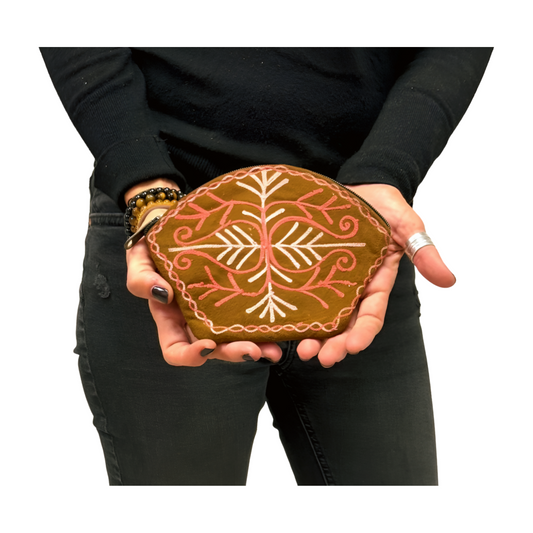 Monedero indio de piel marrón bordado