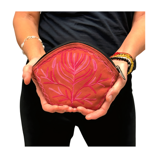 Monedero indio de piel rojo bordado