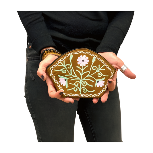 Monedero indio de piel marrón bordado