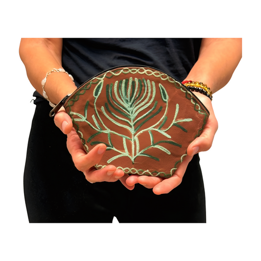 Monedero indio de piel marrón bordado