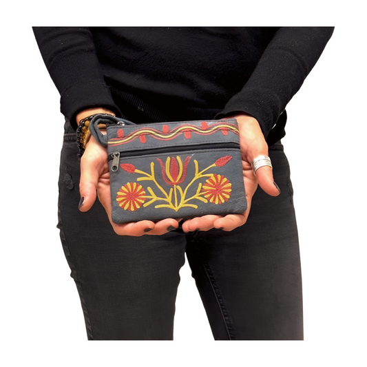 Monedero indio de piel gris bordado