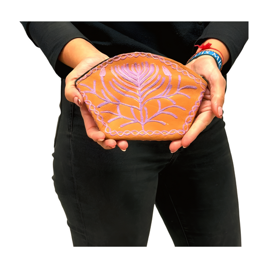 Monedero indio de piel naranja bordado