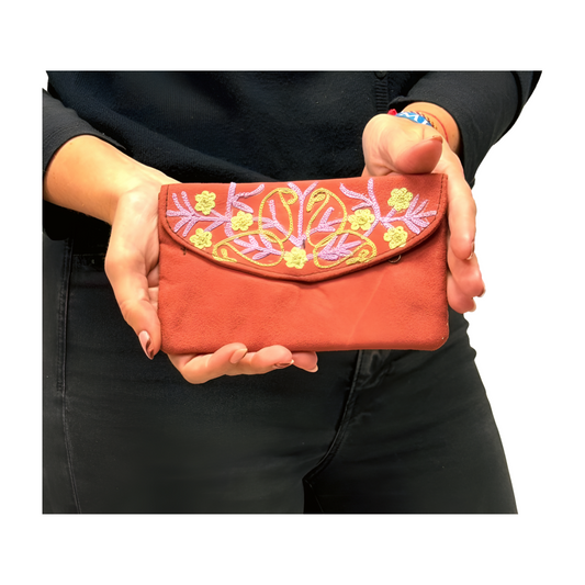 Monedero indio de piel rojo bordado