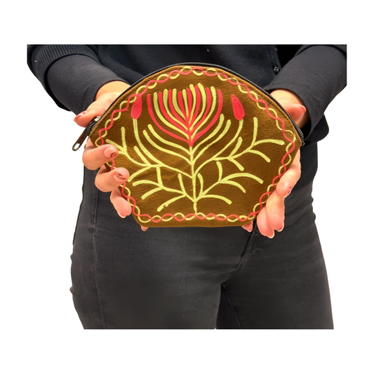 Monedero indio de piel marrón bordado