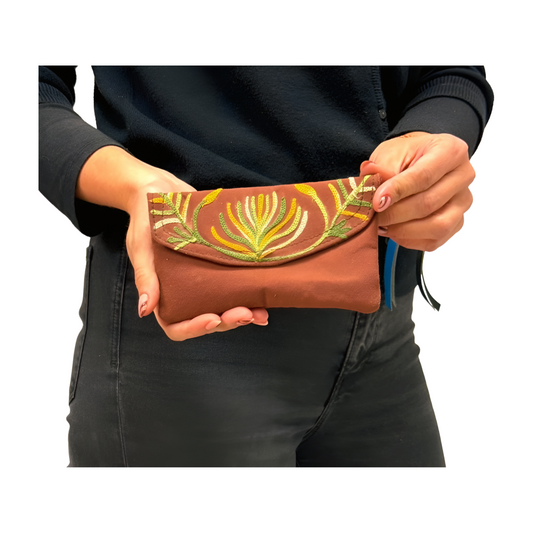 Monedero indio de piel marrón bordado